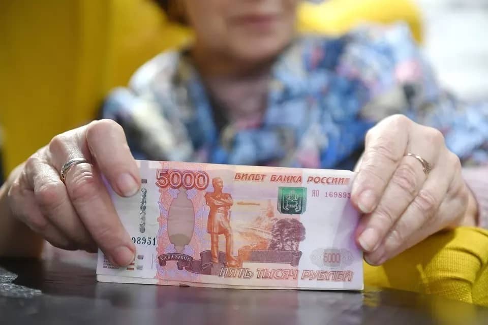 Приморцы за лето отдали курьерам мошенников более 20 миллионов рублей