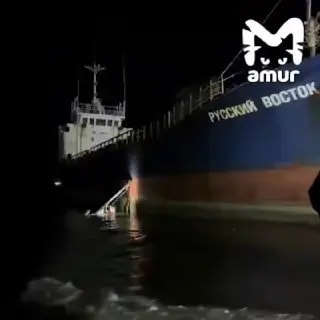 Неизвестные ночью забрались на выброшенный у Токаревского маяка «Русский Восток»