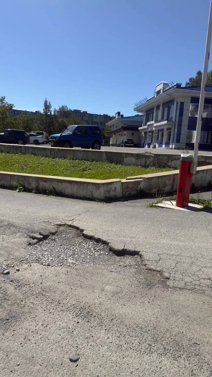 «Целый квест»: жители Находки жалуются на разбитую дорогу и отсутствие освещения на Спортивной, 5б