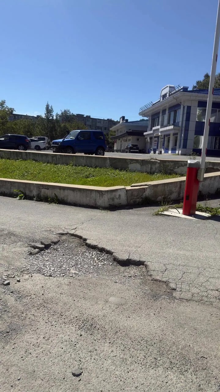 «Целый квест»: жители Находки жалуются на разбитую дорогу и отсутствие освещения на Спортивной, 5б