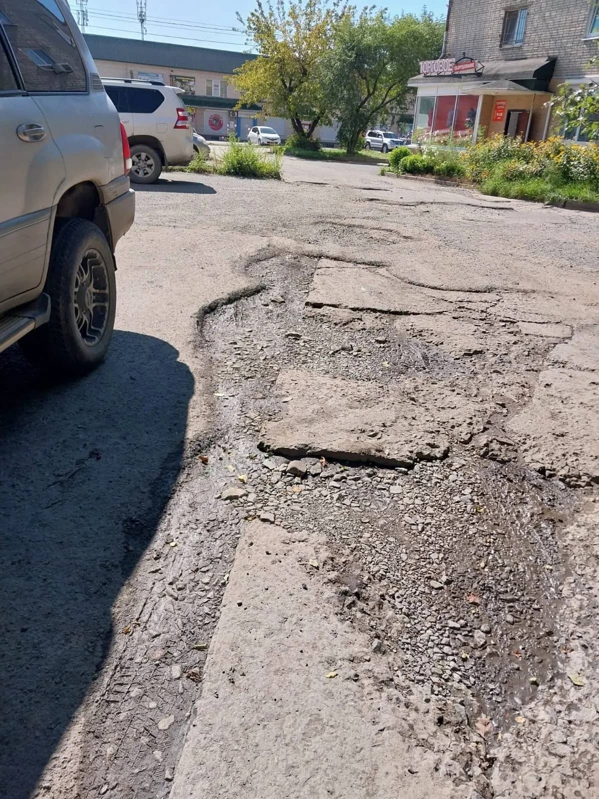 Жильцы дома №10 на Малиновского жалуются на разбитый годами двор