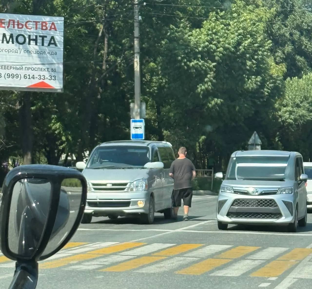 В Находке мужчина в нетрезвом виде разгуливает по дороге