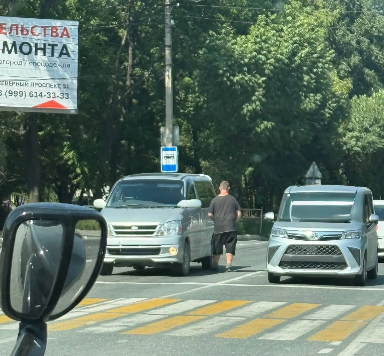 В Находке мужчина в нетрезвом виде разгуливает по дороге