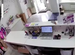 В Уссурийске подростки забросали сотрудницу Wildberries пельменями