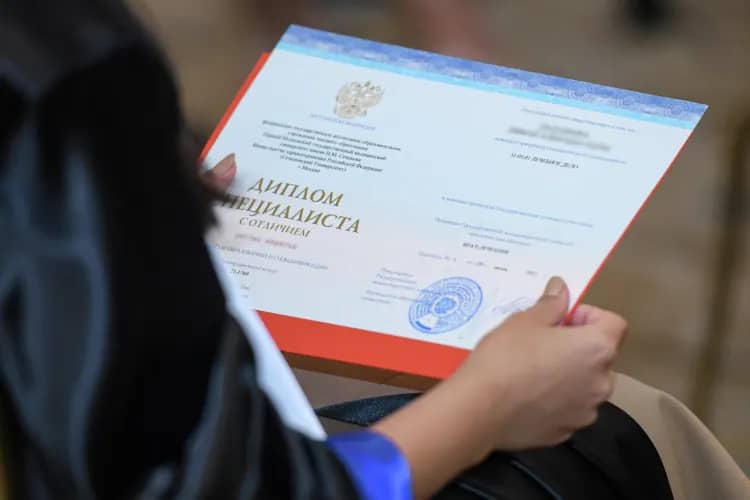 Докеры в Находке получили уголовные дела за липовые дипломы