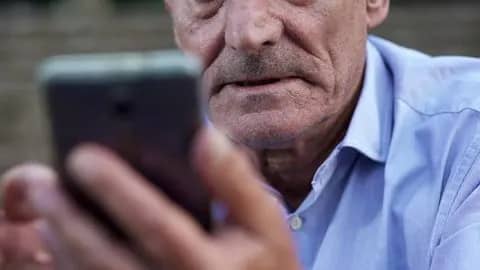 Не находка, а кража: пенсионер присвоил найденный телефон и попал под уголовное дело