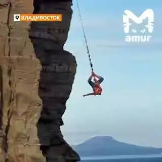 Девушка в костюме Человека-паука прыгнула с тарзанкой на мысе Тобизина