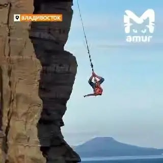Девушка в костюме Человека-паука прыгнула с тарзанкой на мысе Тобизина