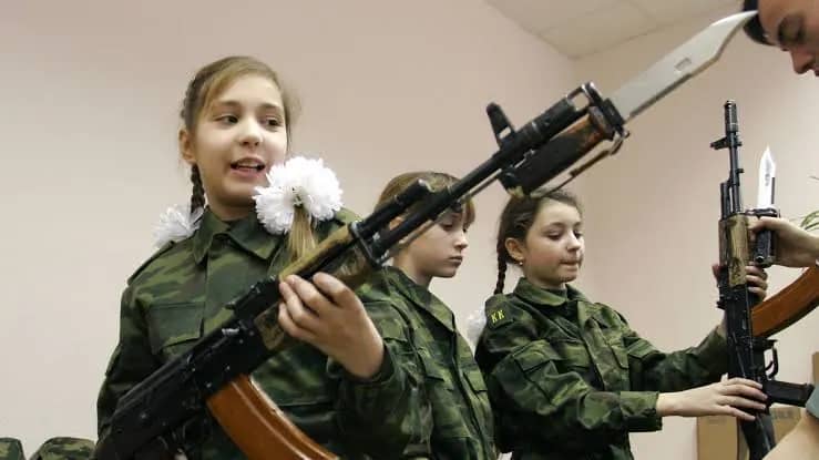 Школьникам усилят военную подготовку до 68 часов