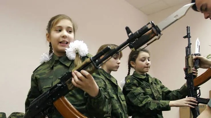 Школьникам усилят военную подготовку до 68 часов