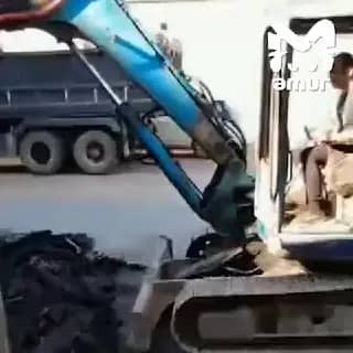 Дорожники сняли свежий асфальт у магазина в Приморье из-за неоплаты