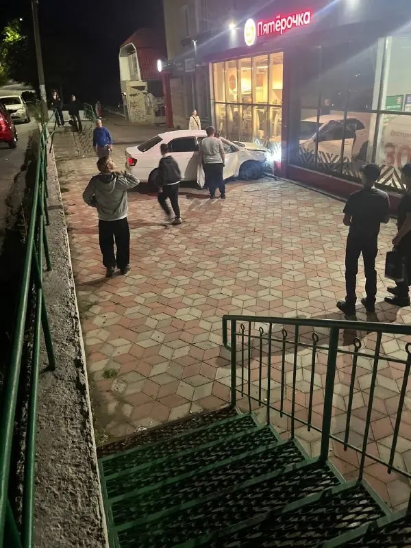 Машина влетела в витрину «Пятёрочки» на Гагарина