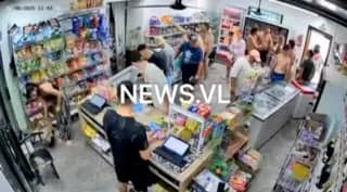 В Приморье мужчина вырубил двух пьяных в магазине, один был с ножом