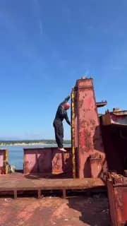 Находкинский силач-пожарный показал форму на севшем на мель контейнеровозе Rise Shine