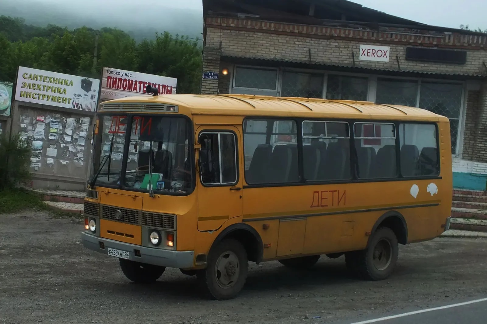В Тавричанке подросток обстрелял школьный автобус