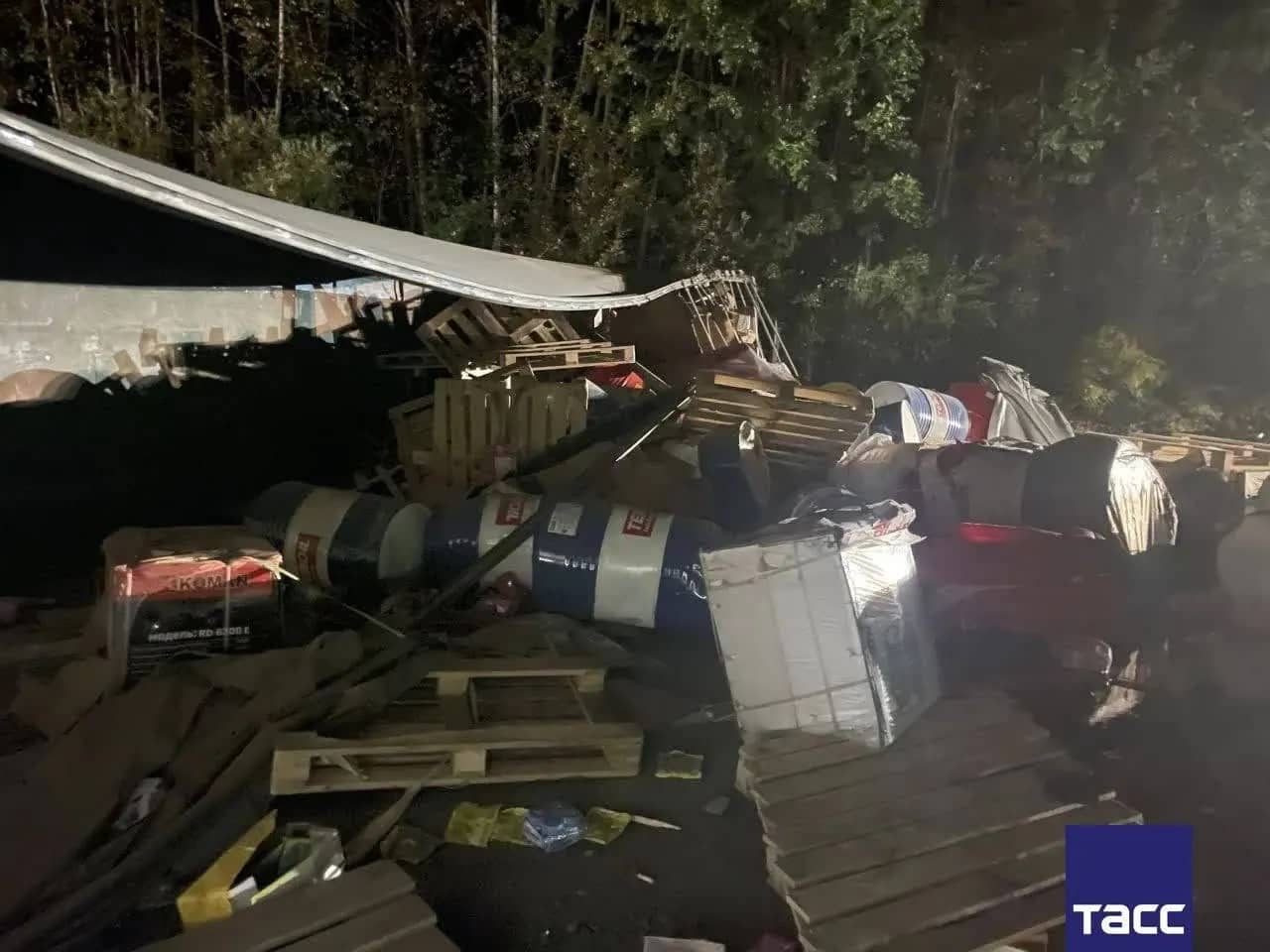 Фура со сладостями перевернулась на федеральной трассе на подъезде к Приморью