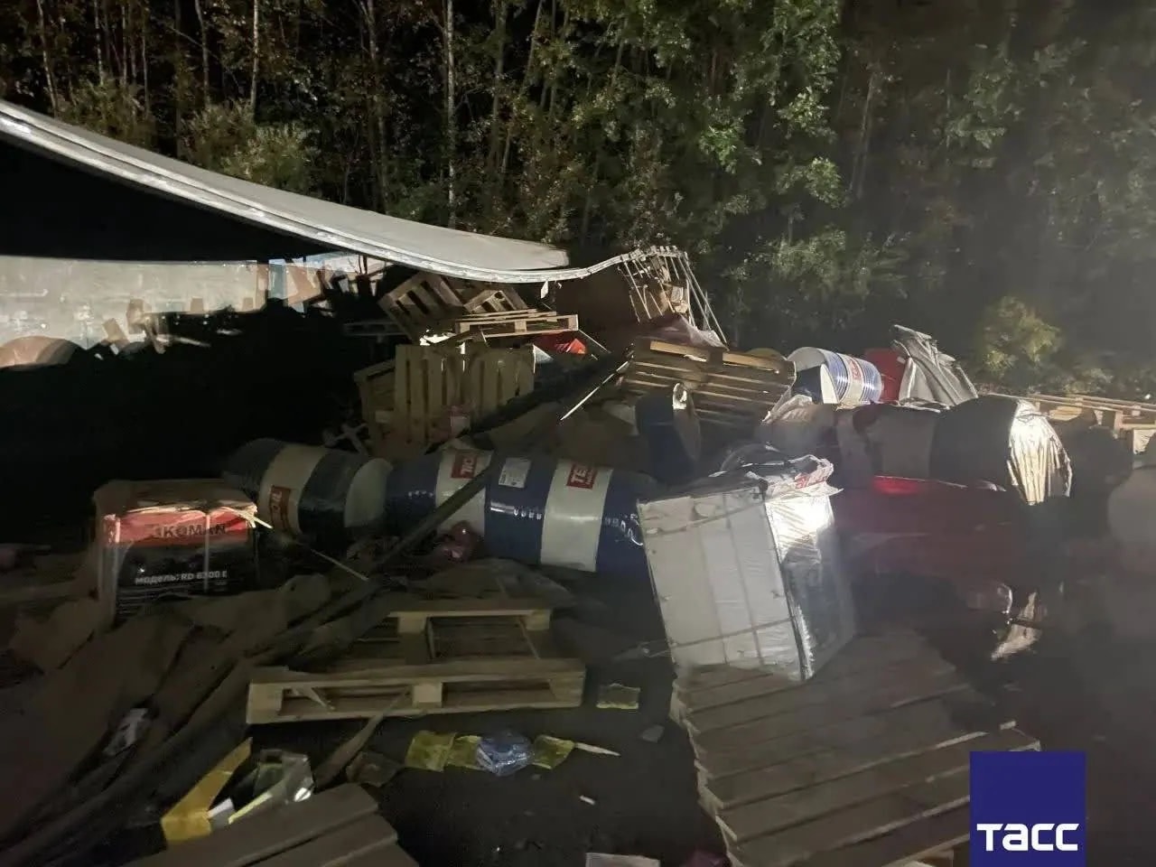 Фура со сладостями перевернулась на федеральной трассе на подъезде к Приморью