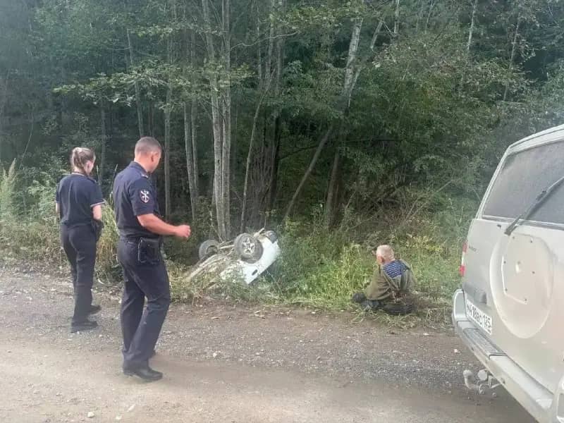 Полицейские спасли пенсионера из перевернувшегося автомобиля в Приморье
