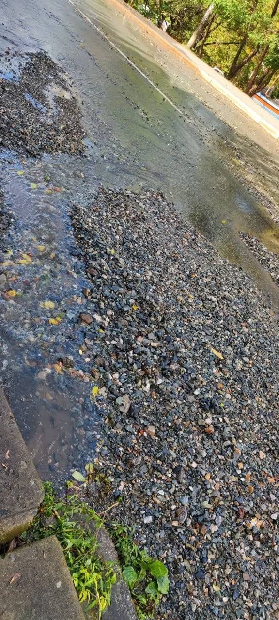 На Пограничной засыпало дорогу камнями