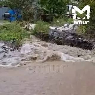В Находке потоки воды размывают фундамент шестиэтажки
