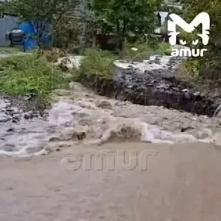 В Находке потоки воды размывают фундамент шестиэтажки
