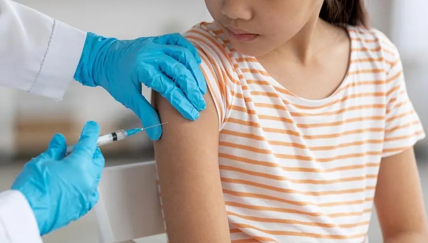 Девочек 12–13 лет начнут бесплатно вакцинировать от ВПЧ с 2027 года в РФ