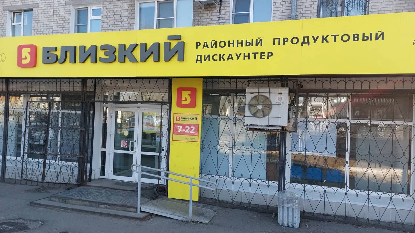 В Дальнегорске кот устроил дегустацию в мясном отделе