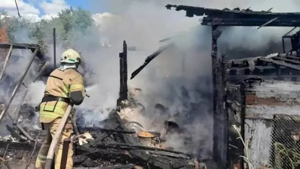 Пожар в Находке уничтожил хозяйственную постройку на 40 квадратных метрах