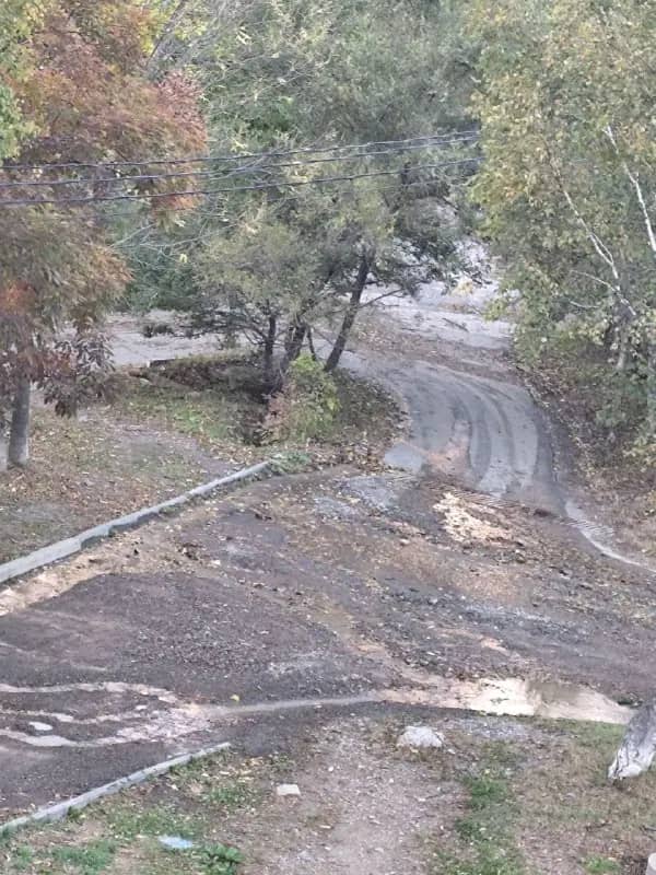 Дожди размыли дорогу на улице Омской