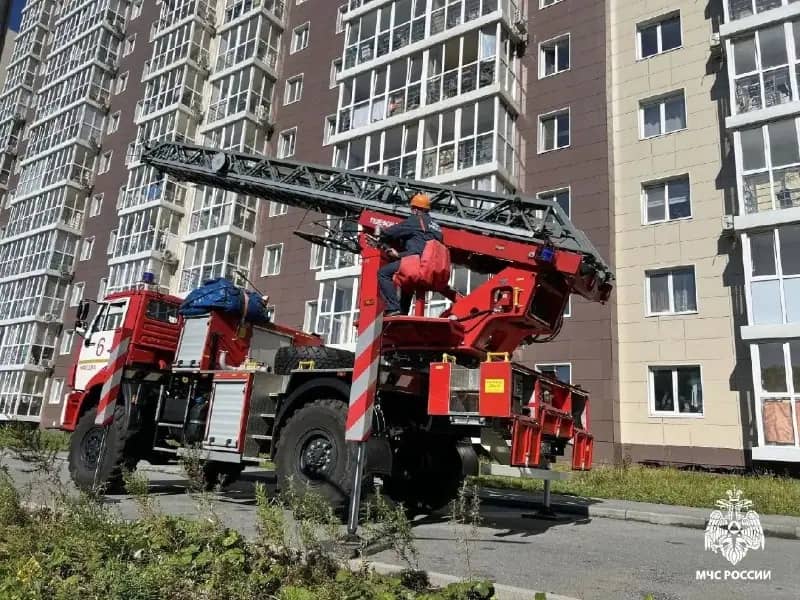 МЧС провело учения в многоэтажке на Добролюбова