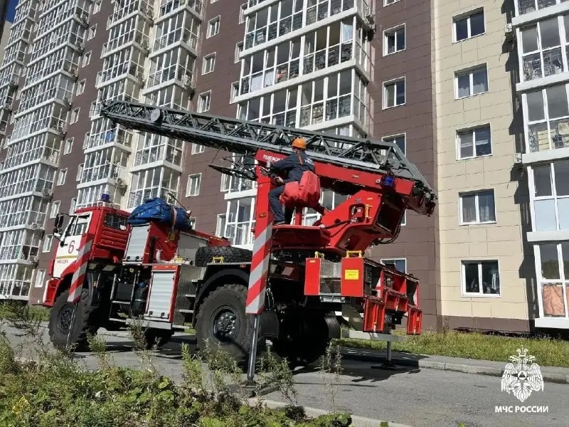 МЧС провело учения в многоэтажке на Добролюбова