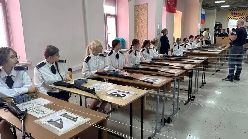 В Находке офицеры СКР провели для кадет урок огневой подготовки