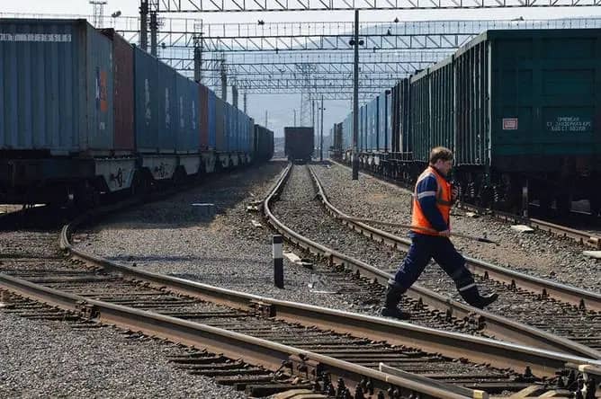 В Приморье пьяный мужчина пытался пролезть под поездом, но тот его переехал