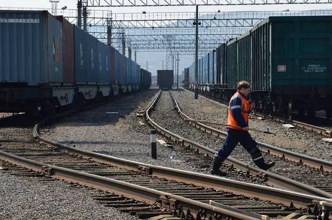 В Приморье пьяный мужчина пытался пролезть под поездом, но тот его переехал