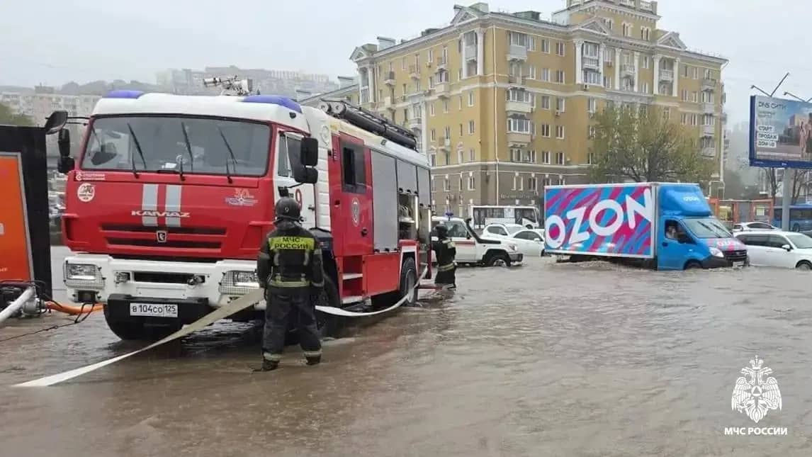 Улицы Владивостока затопило после сильного ливня