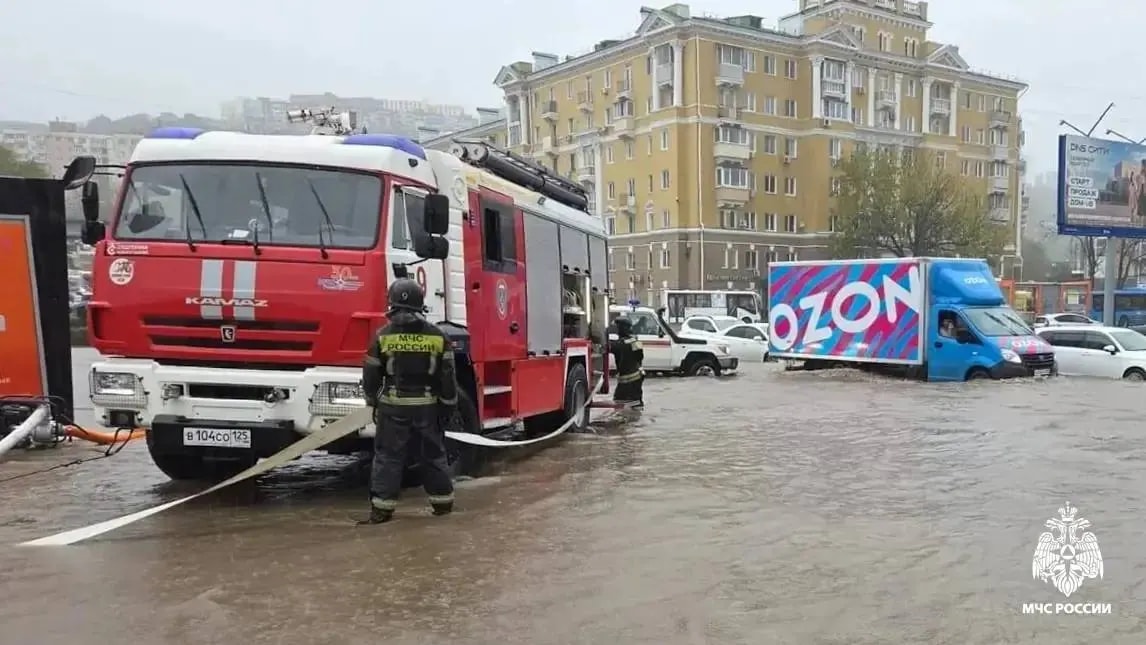 Улицы Владивостока затопило после сильного ливня