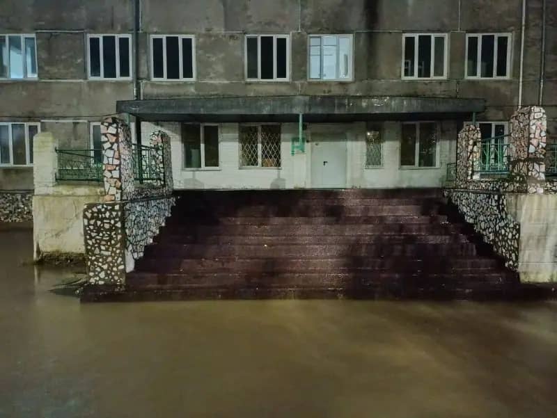 Территорию роддома в Находке затопило