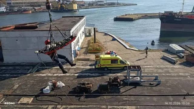 Спасатели эвакуировали девушку с портального крана в Находке