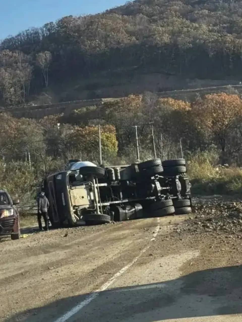 На спуске к Рице перевернулся самосвал