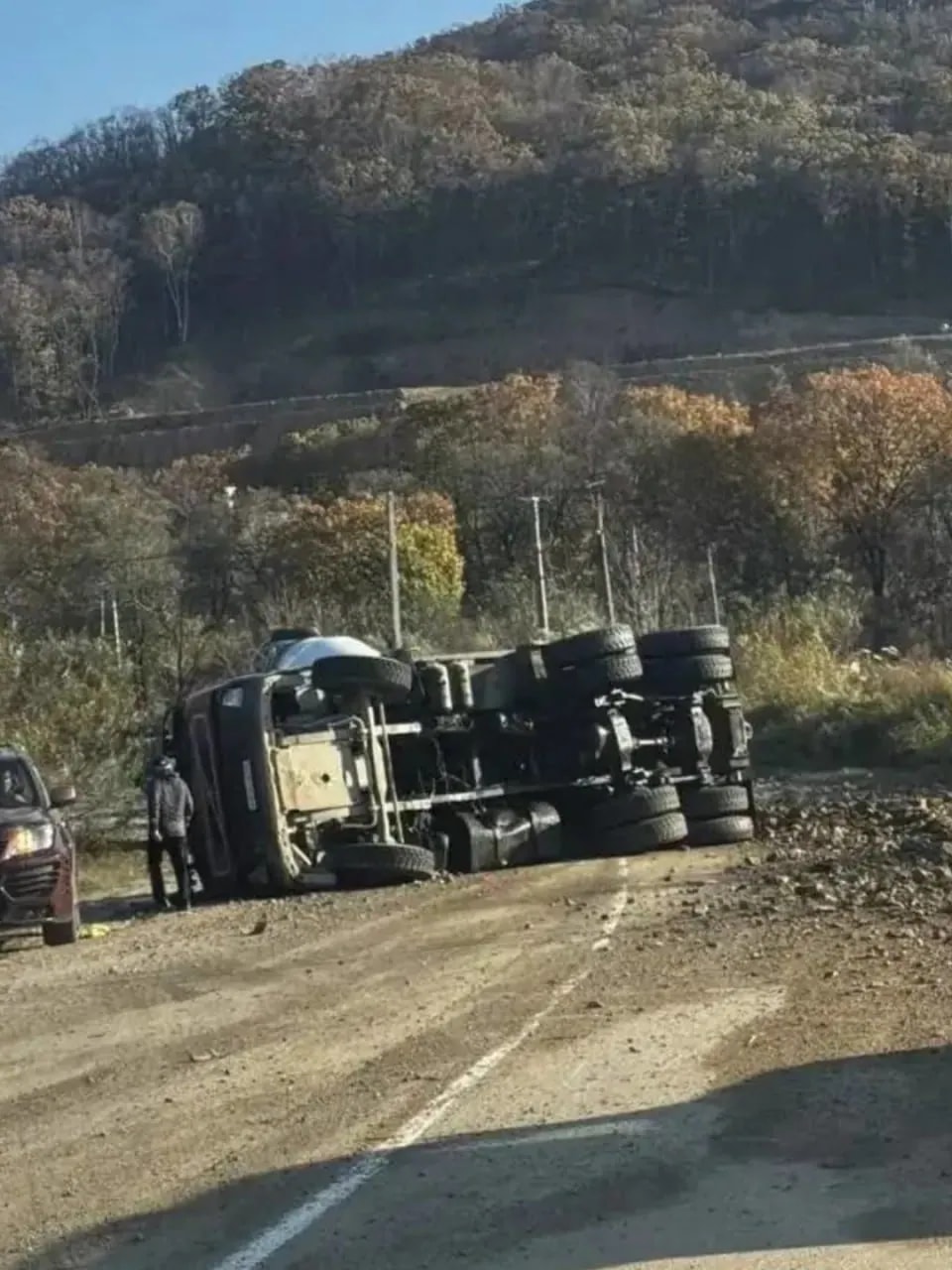 На спуске к Рице перевернулся самосвал