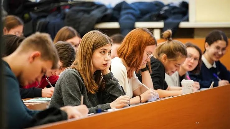 Минобрнауки хочет обязать абитуриентов оплачивать первый семестр до начала обучения