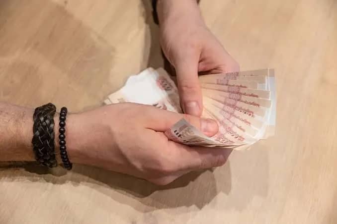 Жительница Приморья обманула отца на 400 тысяч рублей под видом приставов