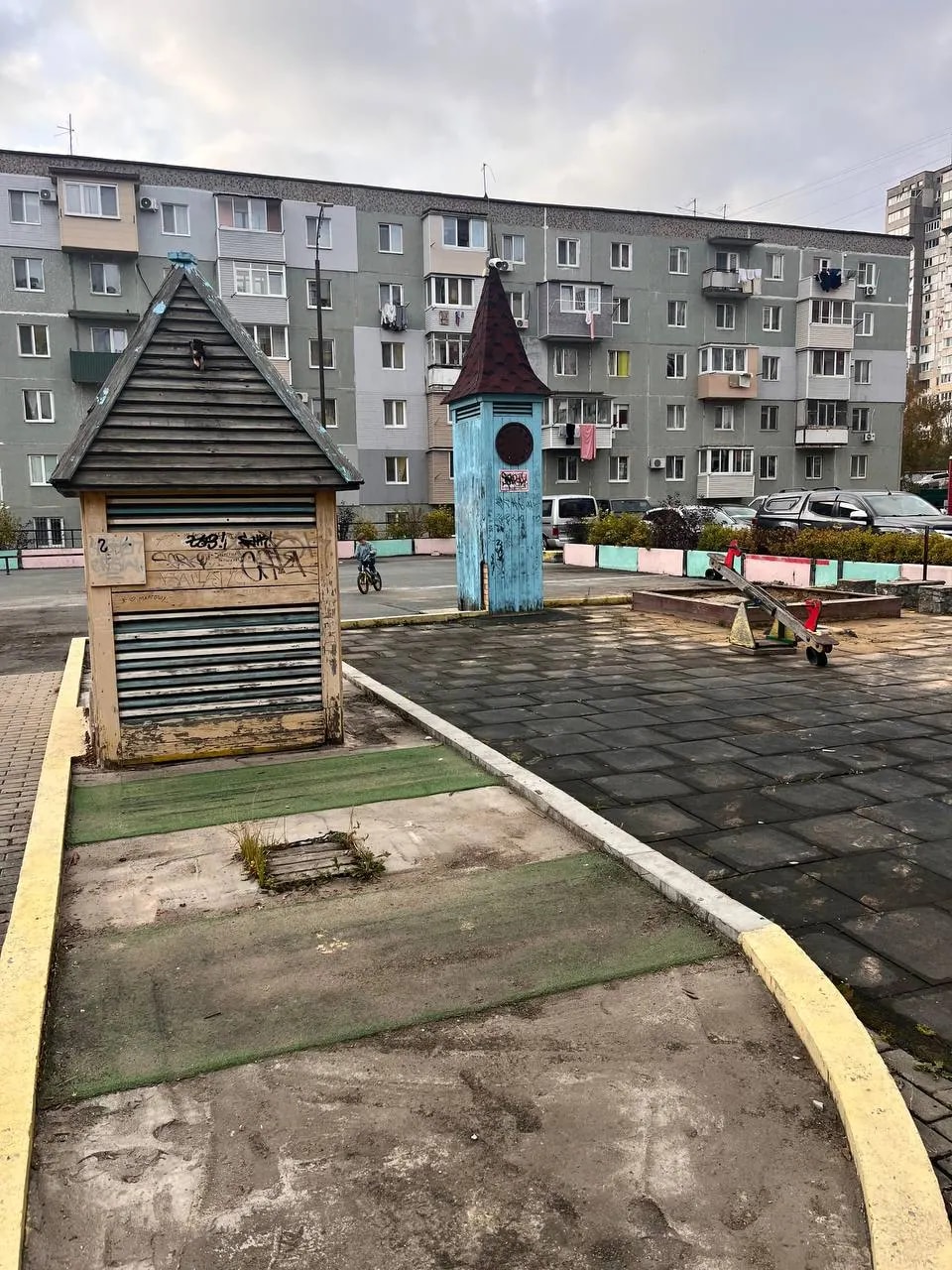 Жители бульвара Энтузиастов жалуются на состояние детской площадки