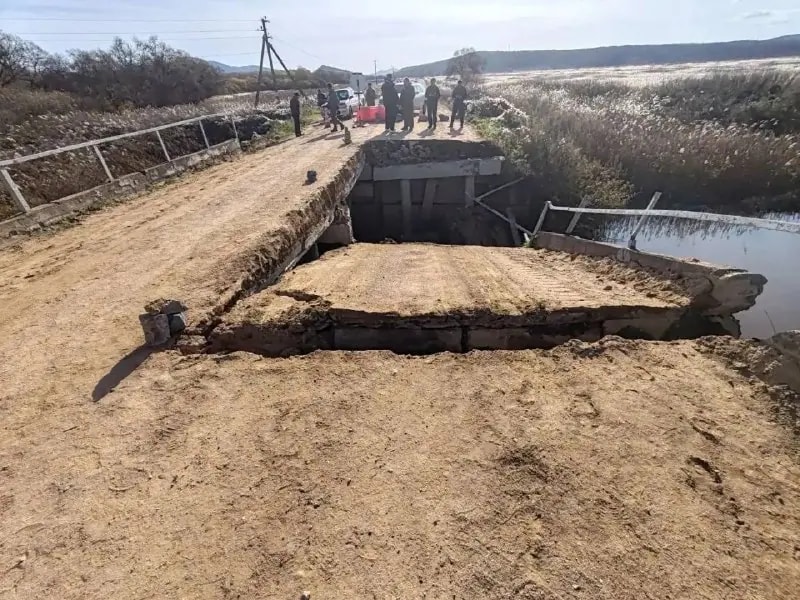 Аварийный мост рухнул в Приморье и отрезал от цивилизации целое село