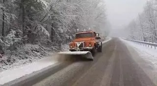 В Чугуевском округе дороги засыпало снегом и сковало гололёдом
