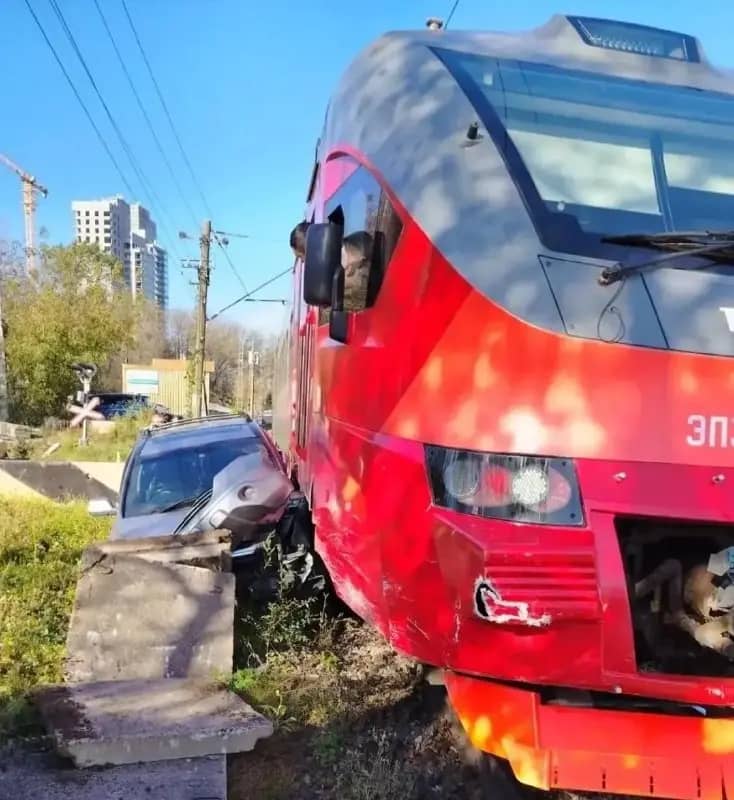 Во Владивостоке поезд столкнулся с легковым автомобилем