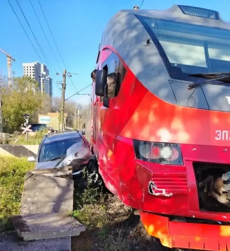 Во Владивостоке поезд столкнулся с легковым автомобилем