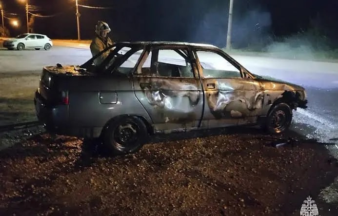 На улице Пирогова сгорел легковой автомобиль