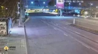 Во Владивостоке на Столетии «Приус» влетел в отбойник — ДТП попало на камеру