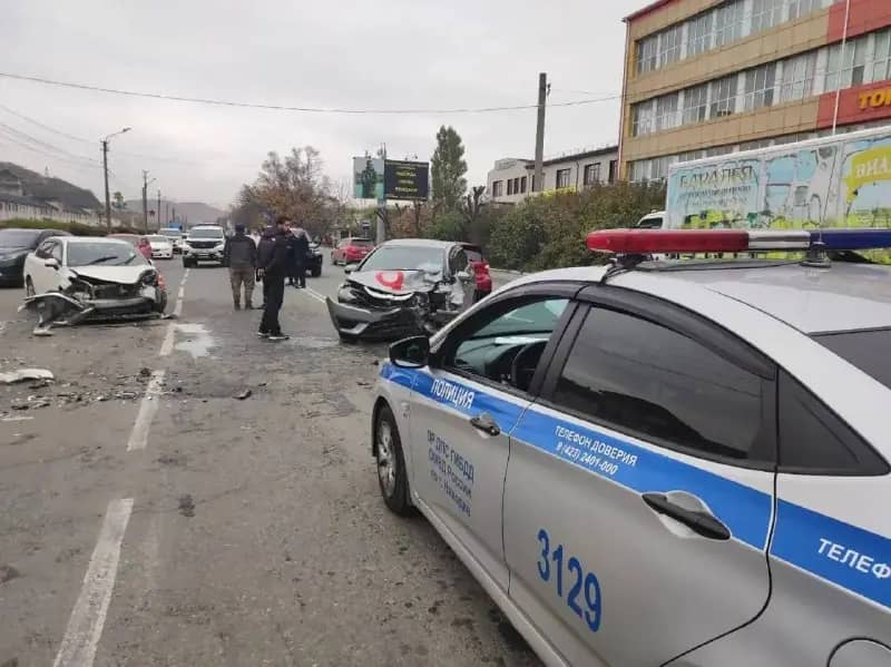 Honda Fit столкнулась с Toyota Corolla Axio и Nissan Note: трое пострадавших в ДТП в Находке